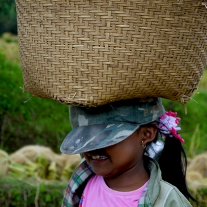 Petite fille portant un lourd panier sur la tête protégée par une casquette - Bali  - collection de photos clin d'oeil, catégorie portraits